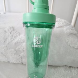 BRAND NEW Takeya Green Water Bottle 24oz